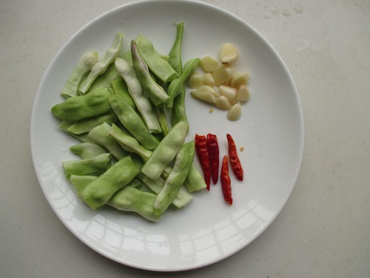 腊肉豆角粉丝煲步骤3