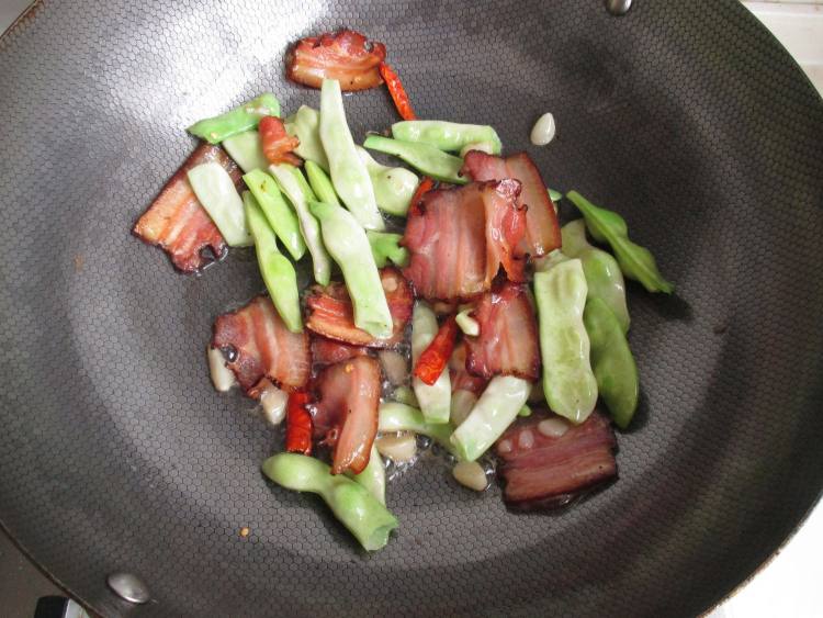 腊肉豆角粉丝煲步骤5