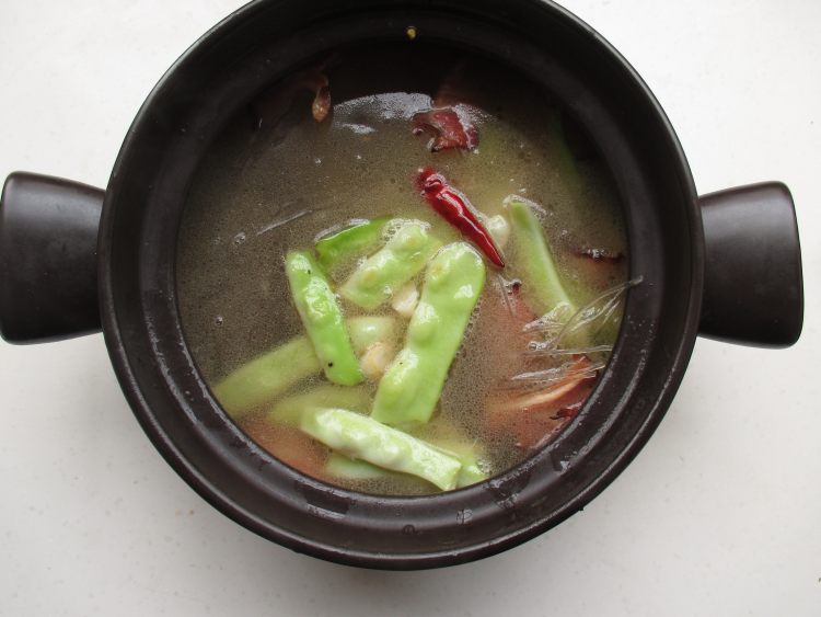 腊肉豆角粉丝煲步骤7