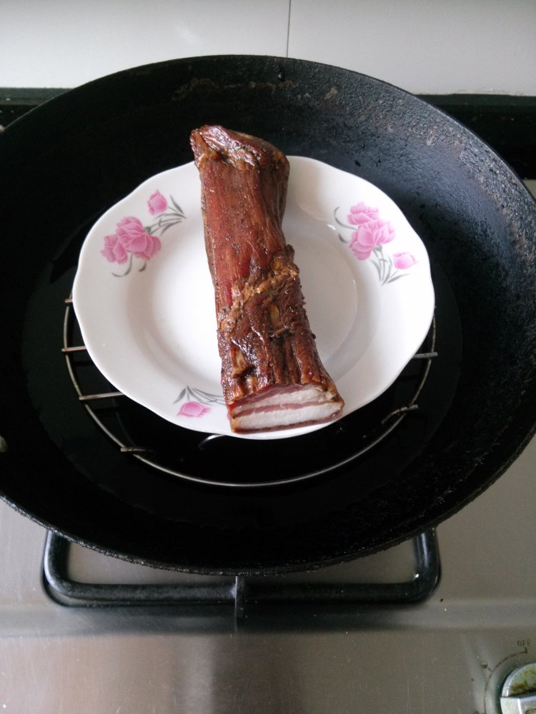 腊肉炒青椒步骤1
