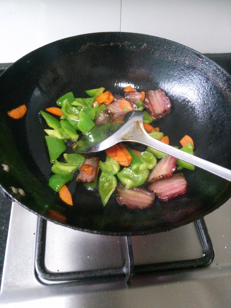 腊肉炒青椒步骤5