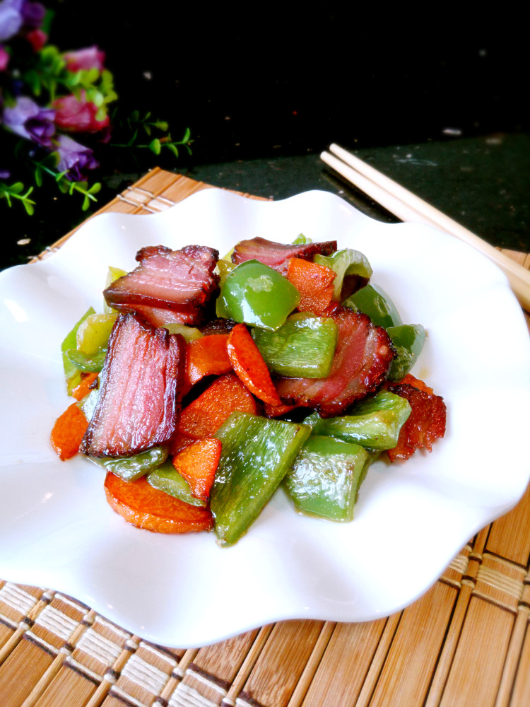 腊肉炒青椒步骤6