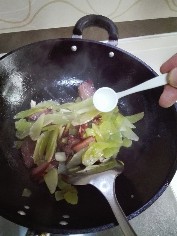 腊肉炒莴笋步骤5