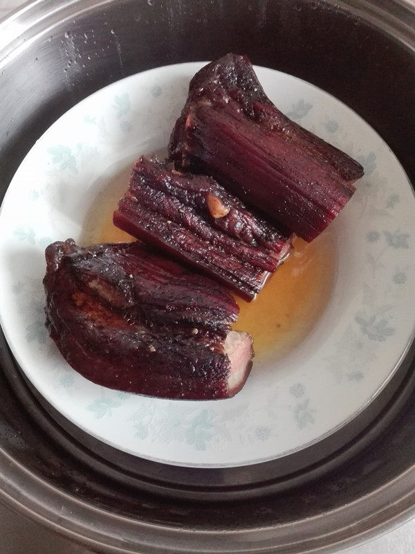 腊肉炒红椒步骤1