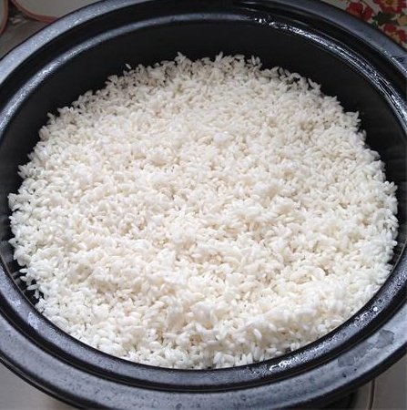 塔吉锅腊肉煲仔饭步骤4