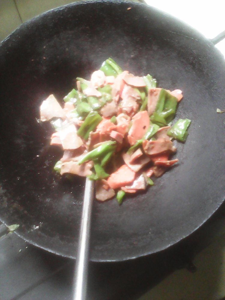 腊肉青椒火腿肠步骤2