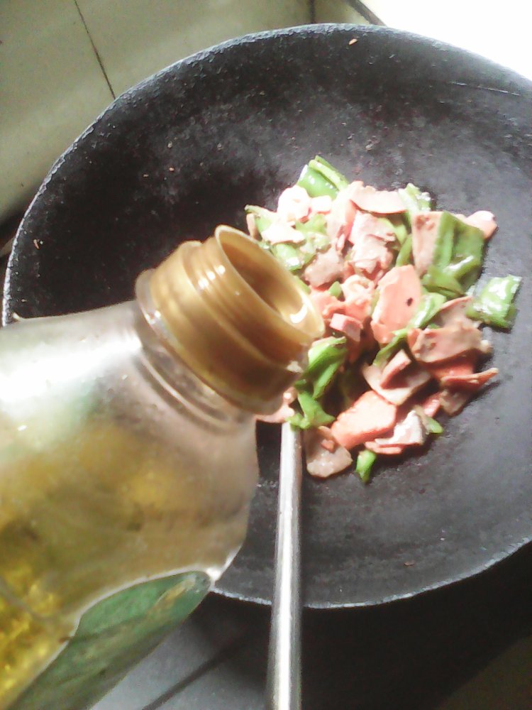 腊肉青椒火腿肠步骤3