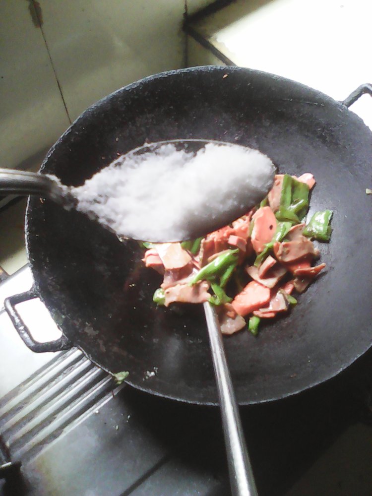 腊肉青椒火腿肠步骤4