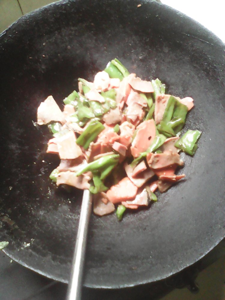 腊肉青椒火腿肠步骤6