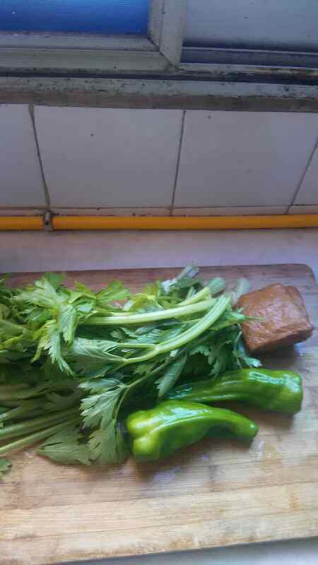 腊肉芹菜炒豆干步骤4