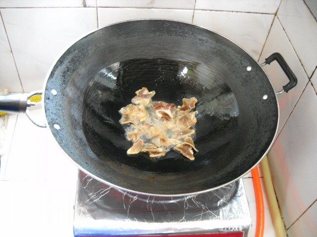 腊肉杂蔬煲步骤3
