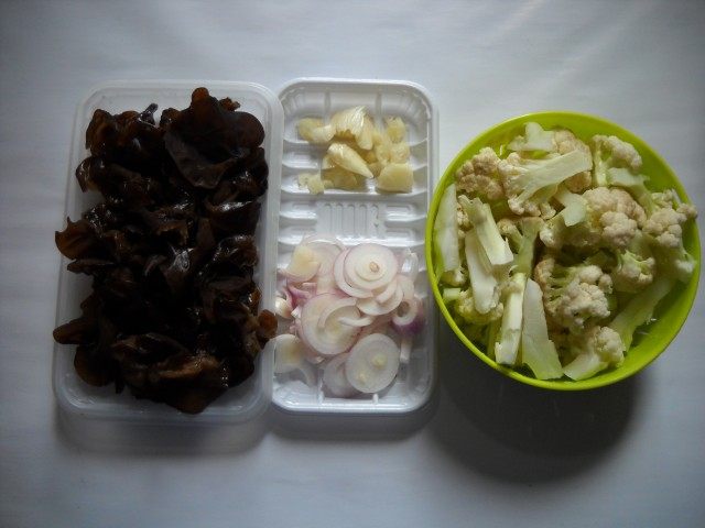 腊肉杂蔬煲步骤2