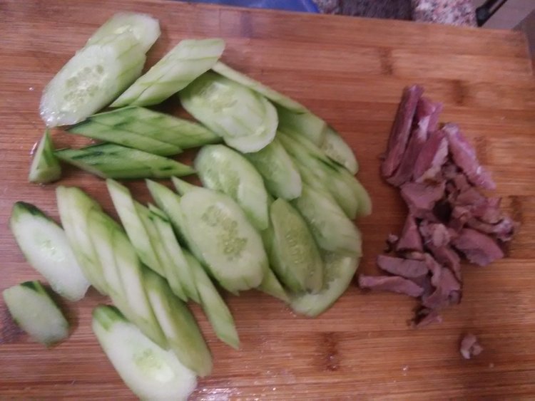 黄瓜炒腊肉步骤1