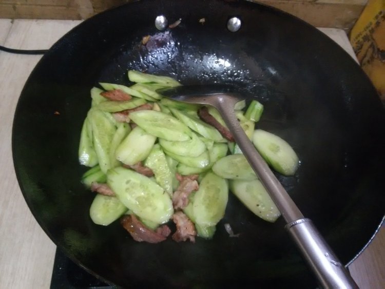 黄瓜炒腊肉步骤5
