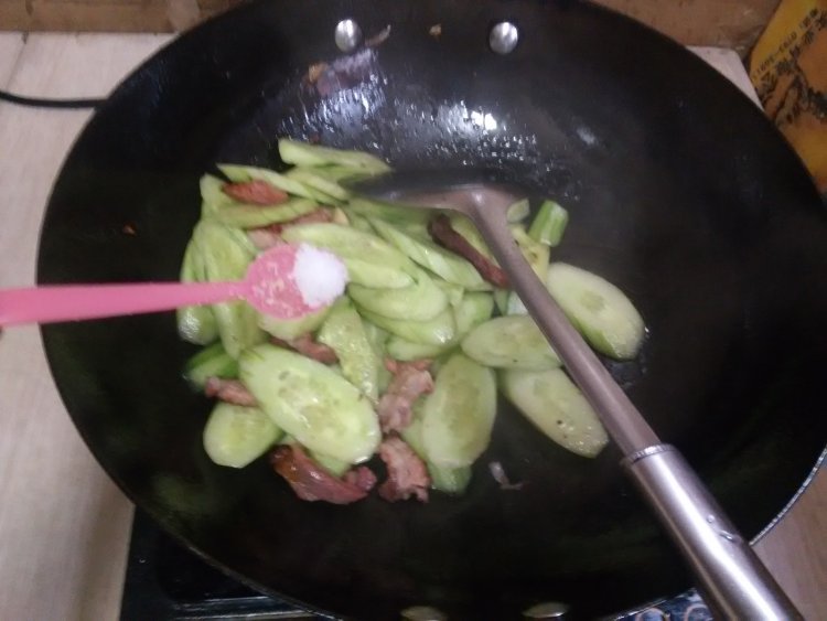 黄瓜炒腊肉步骤6