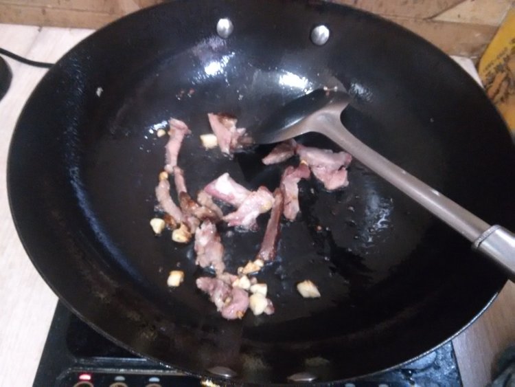 黄瓜炒腊肉步骤4