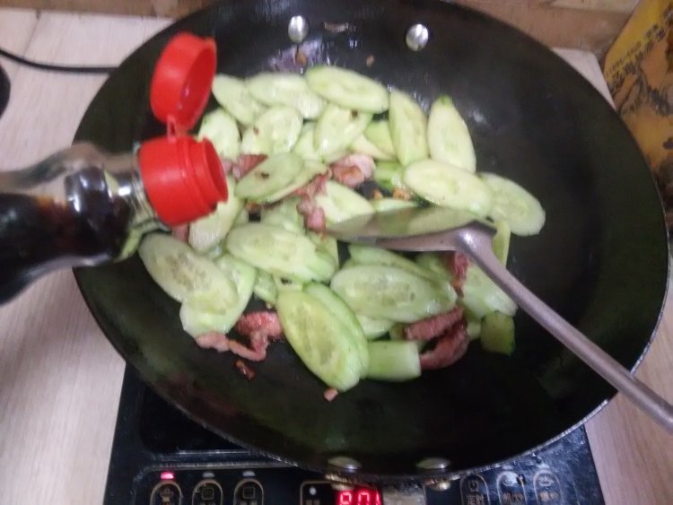 黄瓜炒腊肉步骤7