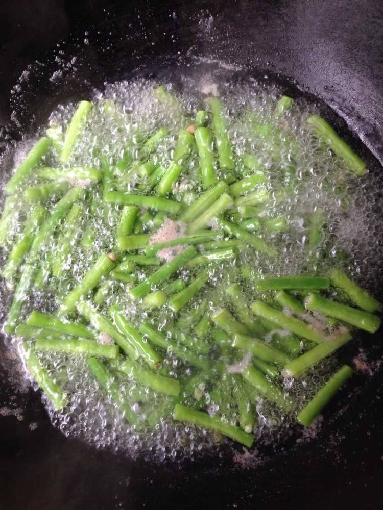豆角炒腊肉步骤1