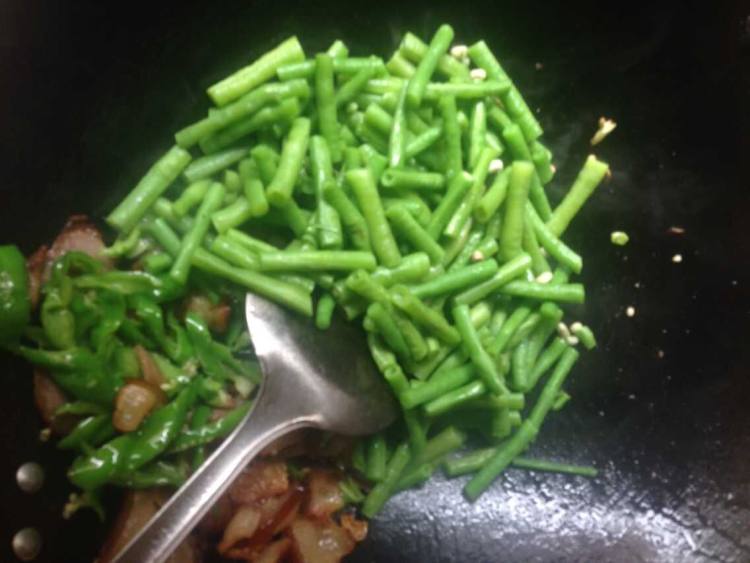 豆角炒腊肉步骤6