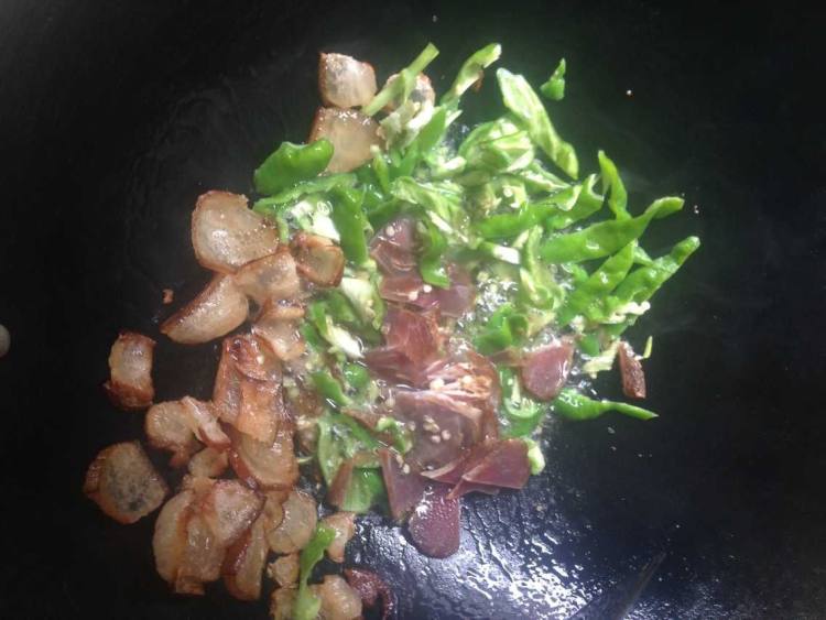 豆角炒腊肉步骤5