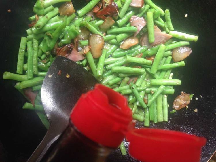 豆角炒腊肉步骤7
