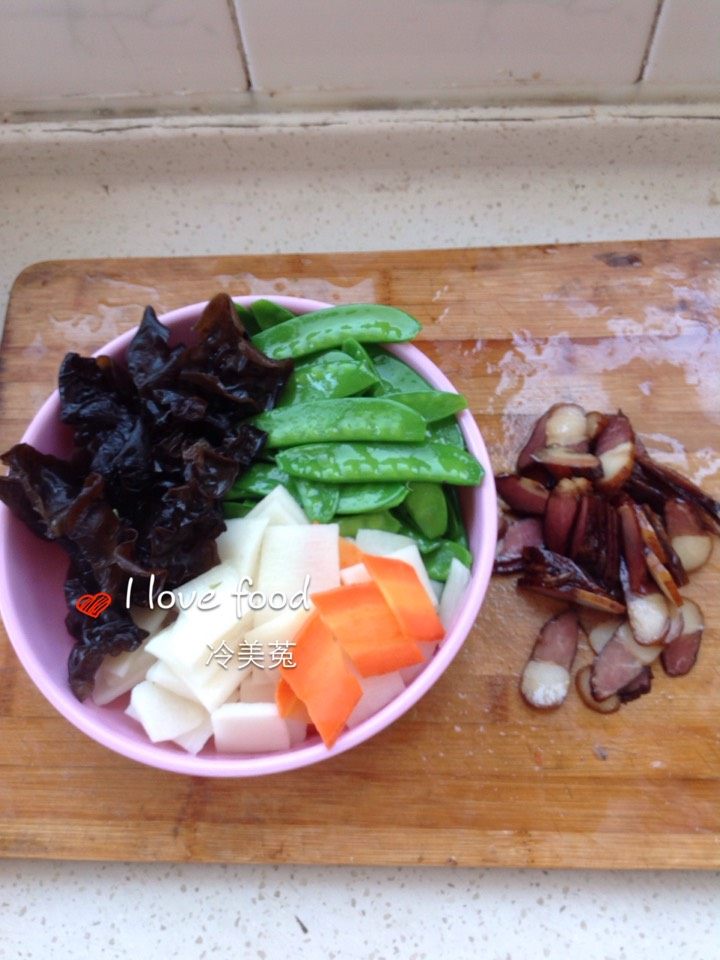 腊肉炒什锦菜步骤3