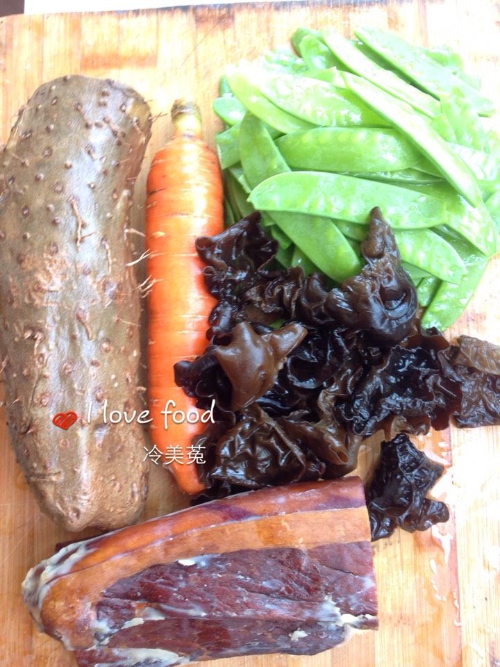 腊肉炒什锦菜步骤1