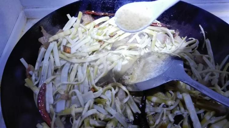竹笋炒腊肉步骤7