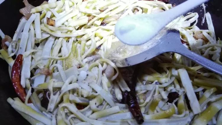 竹笋炒腊肉步骤8