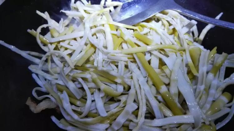 竹笋炒腊肉步骤6