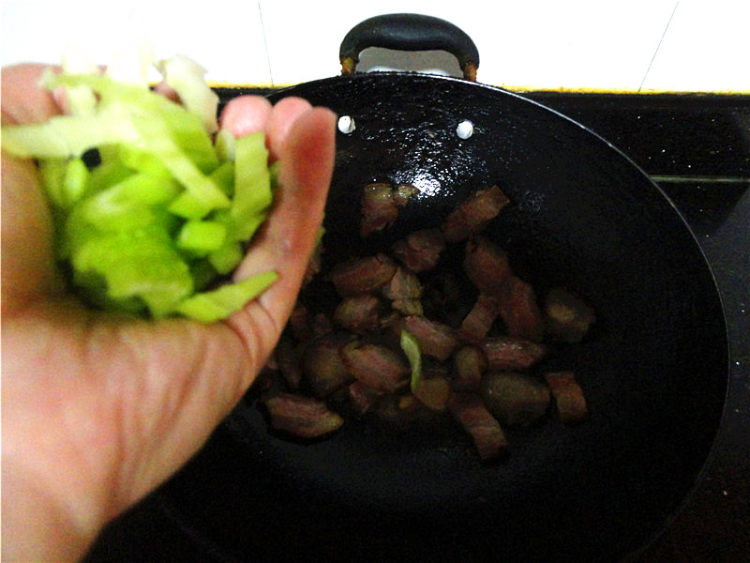 干煸腊肉步骤3
