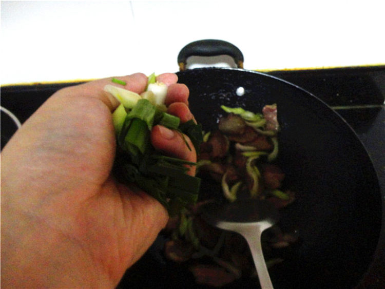 干煸腊肉步骤4