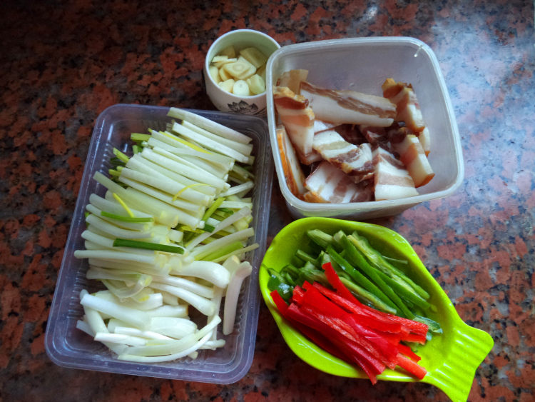 荞头炒腊肉步骤2