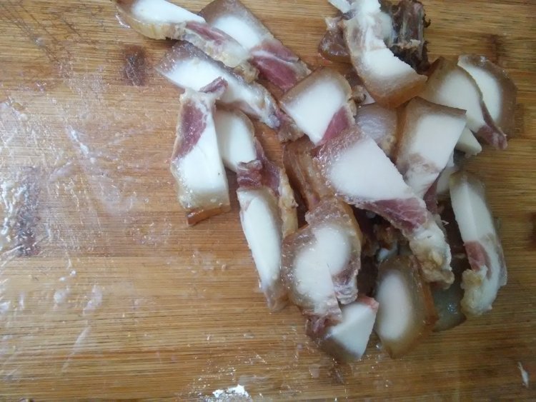 萝卜丝炒腊肉步骤1