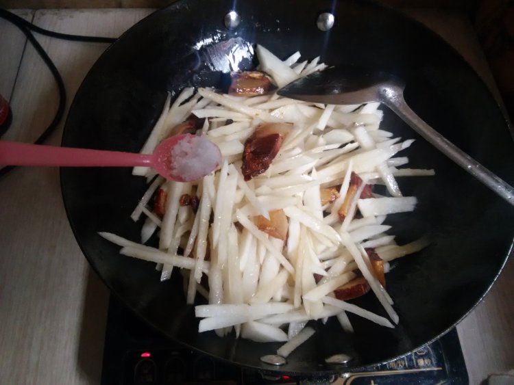 萝卜丝炒腊肉步骤6