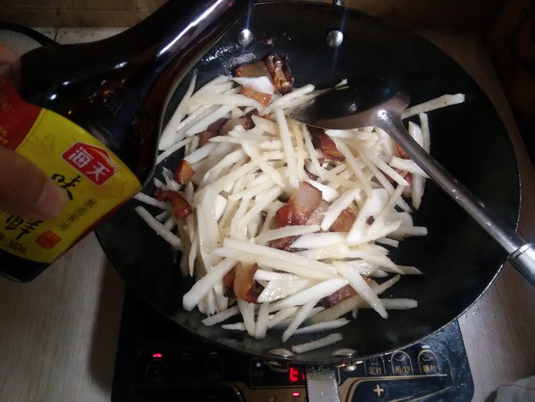 萝卜丝炒腊肉步骤7