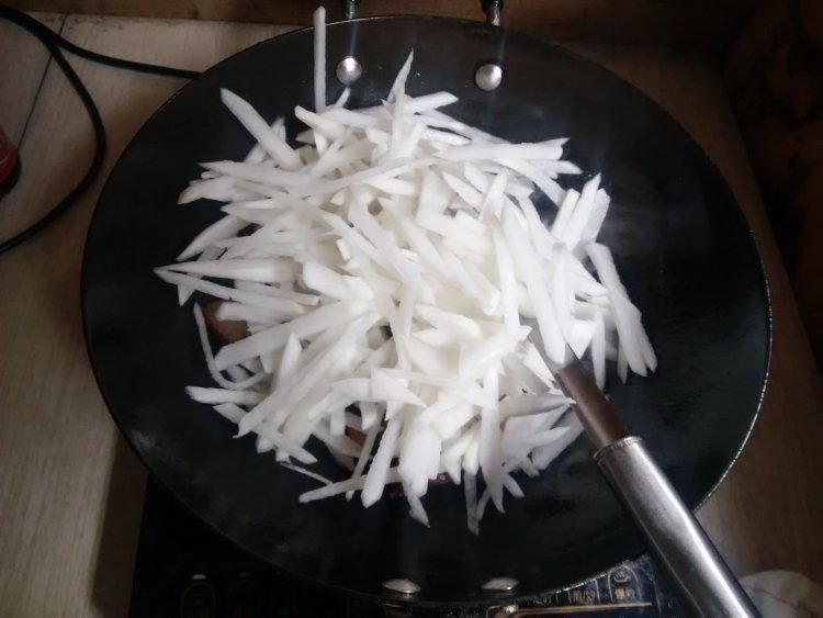 萝卜丝炒腊肉步骤5