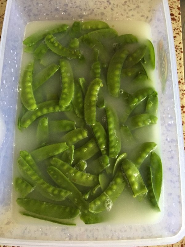 荷兰豆炒腊肉步骤1