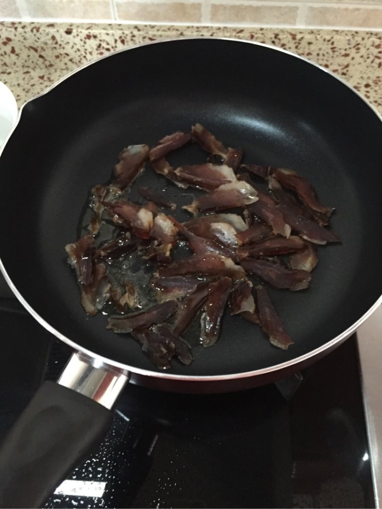 荷兰豆炒腊肉步骤3