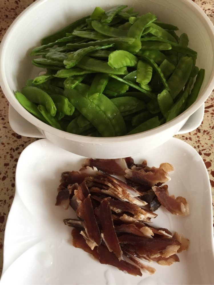 荷兰豆炒腊肉步骤2