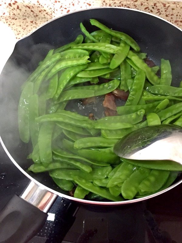 荷兰豆炒腊肉步骤4