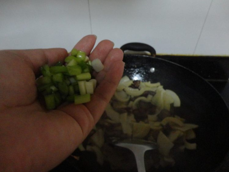 腊肉炒春笋步骤4