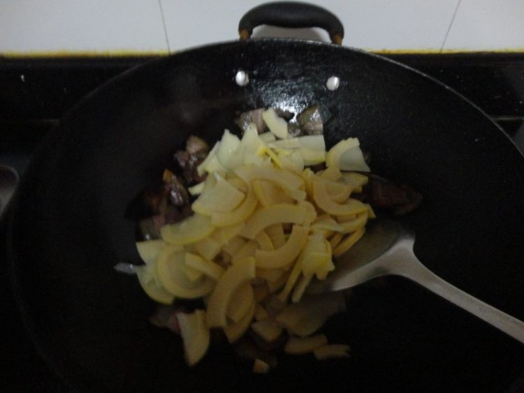 腊肉炒春笋步骤3