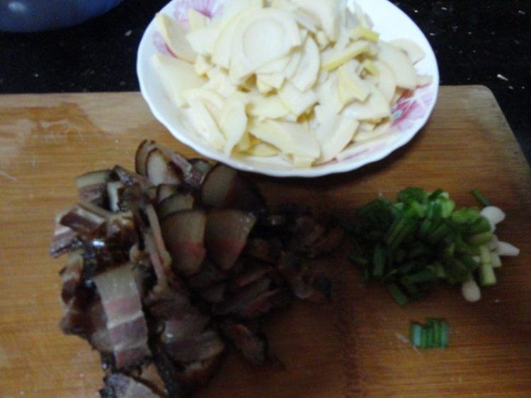 腊肉炒春笋步骤1