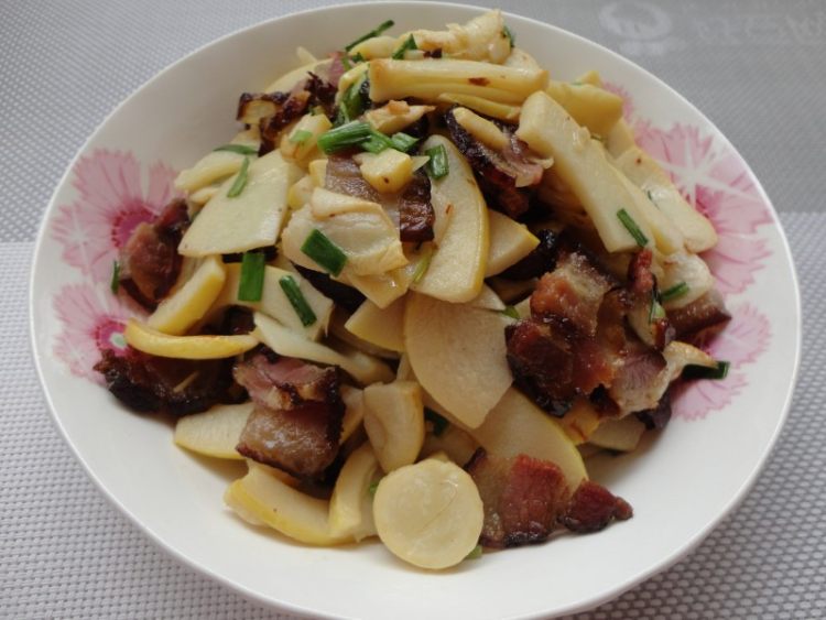 腊肉炒春笋步骤5