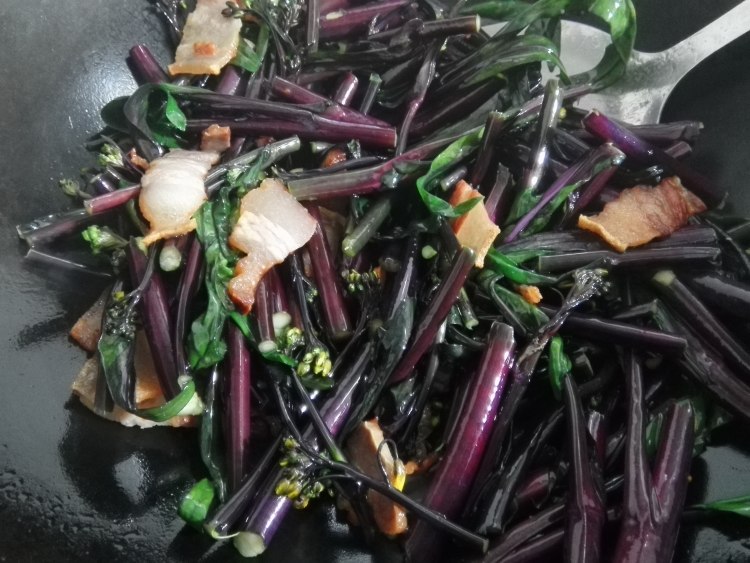 红菜薹炒腊肉步骤2