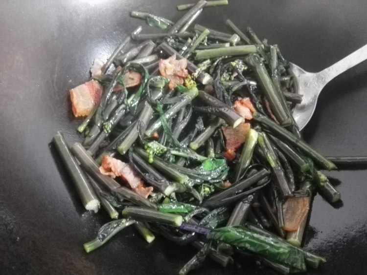 红菜薹炒腊肉步骤3