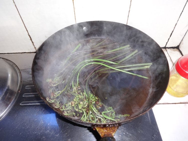 蕨菜炒腊肉步骤1