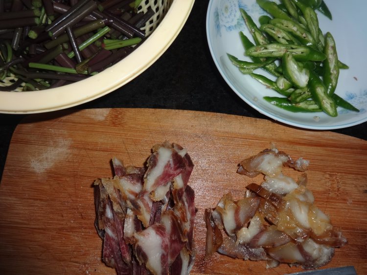 蕨菜炒腊肉步骤3