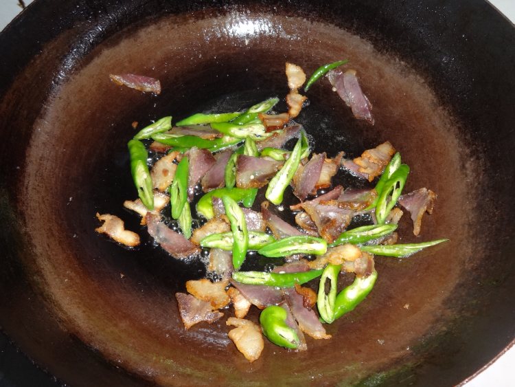 蕨菜炒腊肉步骤5